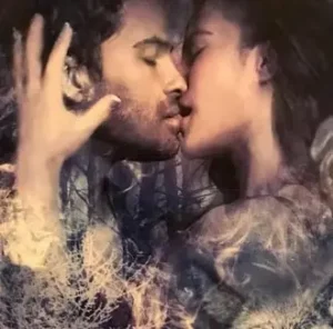 "Jeune femme mystérieuse embrassant un homme charismatique dans un univers de romance paranormale avec ambiance surnaturelle"