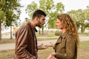 Un homme sérieux annonçant une rupture à sa femme attristée lors d’une discussion en face à face