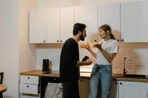 Un homme sérieux annonçant une rupture à sa femme attristée lors d’une discussion en face à face