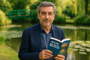 Lecture d’un roman de Michel Bussi sur un pont à Giverny, nymphéas au lever du soleil, ambiance mystère poétique