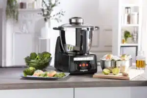 Robot cuiseur Magimix Cook Expert posé sur un plan de travail dans une cuisine moderne