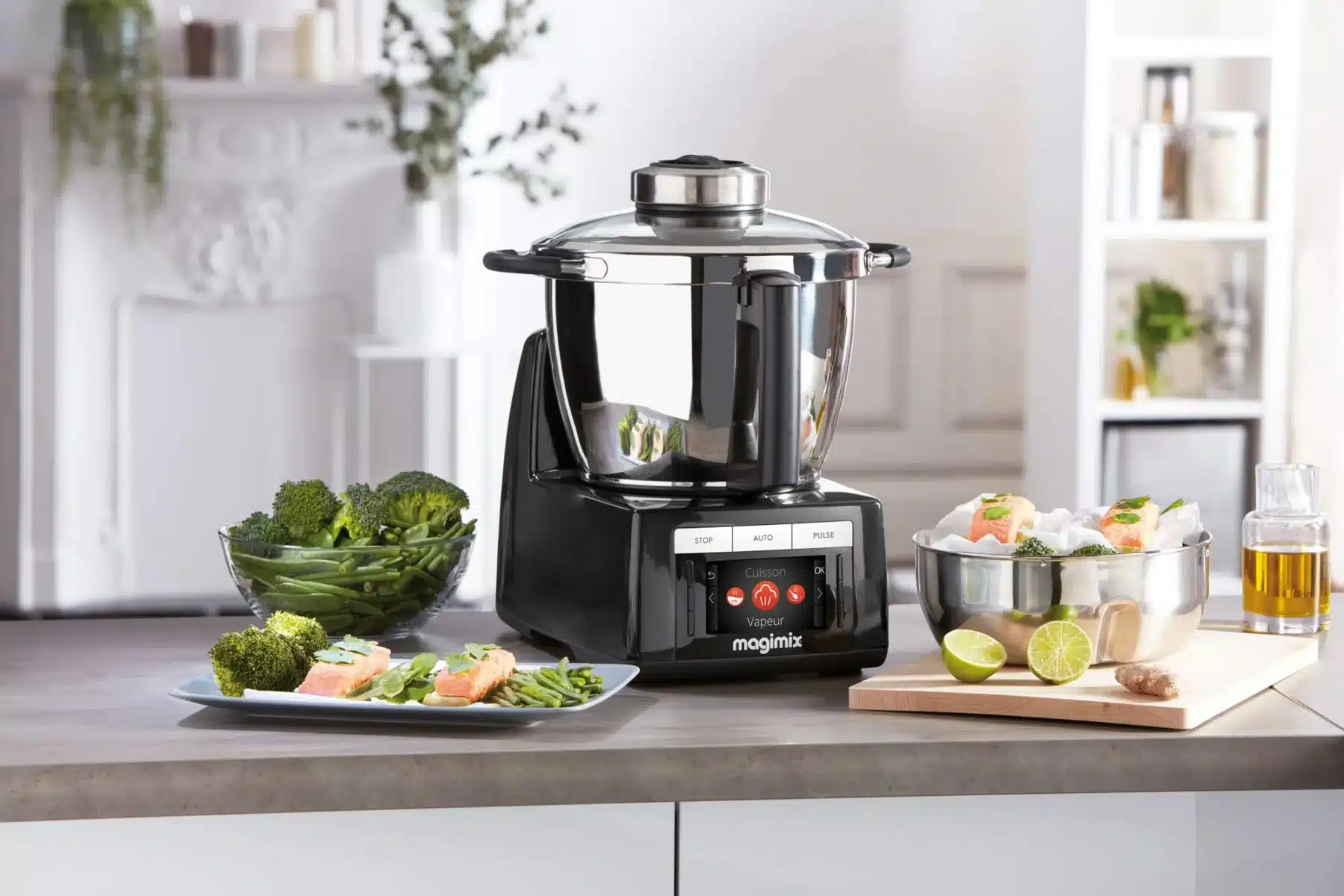 Robot cuiseur Magimix Cook Expert posé sur un plan de travail dans une cuisine moderne